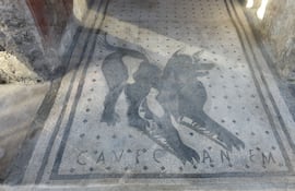 Casa del Criptoportico - Cave Canem (Cuidado con el perro) en el antiguo sitio romano de Pompeya.