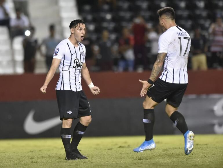 Sebastián Ferreira tras anotar el segundo de Libertad. Se acerca Matías Espinoza.