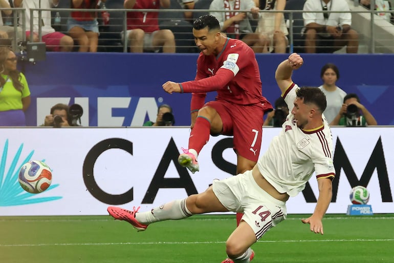 Cristiano Ronaldo (c) de Portugal disputa el balón con Aymeric Laporte de España, en un partido de los octavos de final del Mundial de la FIFA 2026 entre Portugal y España en el estadio AT&T en Arlington.