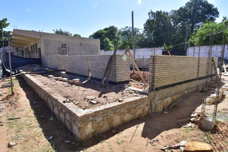La construcción de dos salas de clases empezó hace un mes en  el Colegio Nacional República de El Salvador, Lambaré.