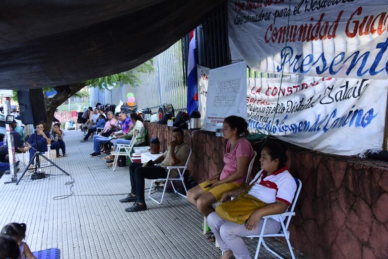 Pobladores de Yataity del Norte están desde ayer frente al Ministerio de Salud para exigir la culminación del hospital de la ciudad. 
