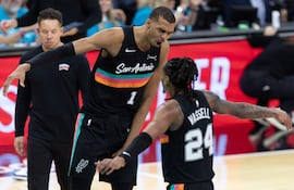 Victor Wembanyama y Devin Vassell festejan el triunfo de Spurs en su estreno en los Playoff.
