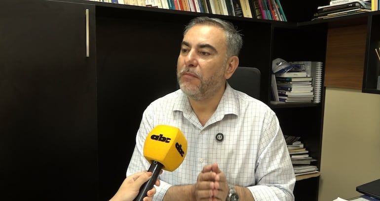 Ever Villalba. denuncia vulnerabilidad de chips en papeletas de votación de máquinas de votos.