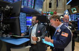 Posible sobreoferta hace caer los precios del petróleo al cierre de los mercados, hoy.