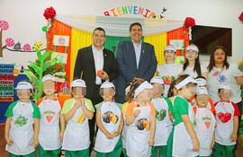 El diputado cartista Diego Candia y el concejal cartista Arnaldo Baeza utilizan a niños para hacer proselitismo.