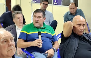 Blas Llano en la convocatoria de dirigentes históricos del PLRA en la noche del miércoles.