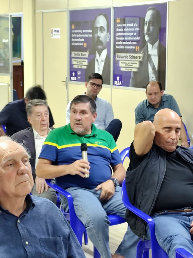 Blas Llano en la convocatoria de dirigentes históricos del PLRA en la noche del miércoles.