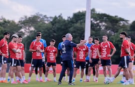 Gustavo Alfaro conversa con los jugadores de la selección de Paraguay previo a un entrenamiento.