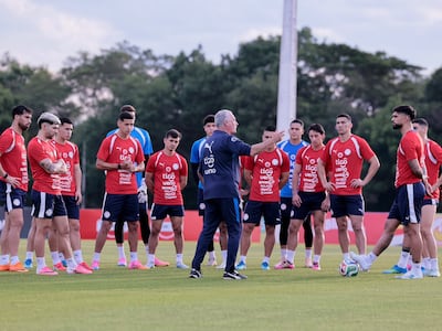 Gustavo Alfaro conversa con los jugadores de la selección de Paraguay previo a un entrenamiento.