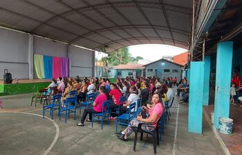 Padres y docentes en la institución educativa Adrián Jara de Luque.