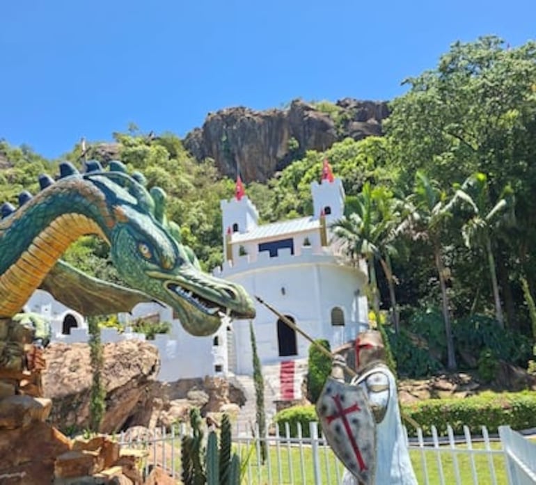 Entre arte y fantasía, el dragón del Castillo de Tobatí se convierte en el gran atractivo del lugar.