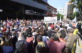 Protesta de asegurados y jubilados del IPS, contra fusión con el Ministerio de Salud