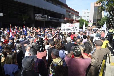 Protesta de asegurados y jubilados del IPS, contra fusión con el Ministerio de Salud