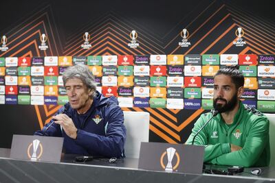 SEVILLA, 13/12/2023.- El técnico del Real Betis, el chileno Manuel Pellegrini (i), junto al mediapunta Francisco Alarcón 'Isco', durante la rueda de prensa tras el entrenamiento de la plantilla realizado este miércoles previo al partido que disputará mañana jueves en el Estadio Benito Villamarín de la capital hispalense ante el Rangers de Glasgow, el último partido del Grupo C de la Liga Europa, un duelo decisivo por el liderato al que los verdiblancos llegan con nueve puntos por los ocho de los escoceses y con el imperativo de sumar para ser primeros.EFE/José Manuel Vidal