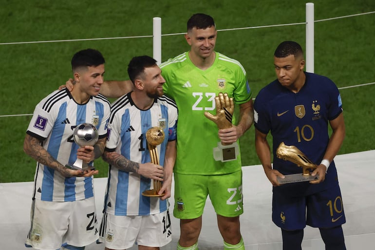 Enzo Fernandez, Lionel Messi (2-i) y Emiliano Martínez (2-d) de Argentina posan junto a Kylian Mbappe de Francia hoy, en la ceremonia de la final del Mundial de Fútbol Qatar 2022 entre Argentina y Francia en el estadio de Lusail (Qatar).