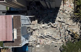 Esta vista aérea muestra a rescatistas buscando sobrevivientes entre los escombros de un edificio derrumbado tras el terremoto de Cali, Colombia, el 11 de agosto de 2026.