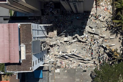 Esta vista aérea muestra a rescatistas buscando sobrevivientes entre los escombros de un edificio derrumbado tras el terremoto de Cali, Colombia, el 11 de agosto de 2026.