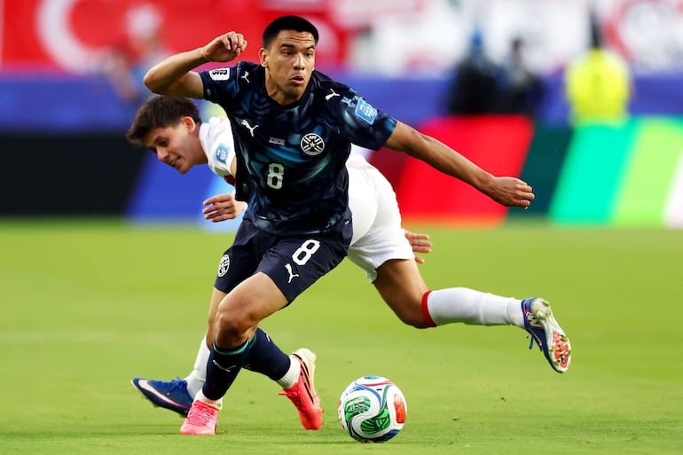 Diego Gómez #8 de Paraguay es disputado por Arda Guler #8 de Turquía durante el partido del Grupo D de la Copa Mundial de la FIFA 2026 entre Turquía y Paraguay en el San Francisco Bay Area Stadium.