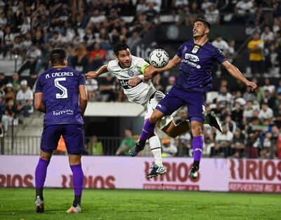 El capitán franjeado Iván Torres se impone en el duelo aéreo ante el lateral Víctor Dávalos. El experimentado zaguero central Marcos Cáceres (5) observa la acción.