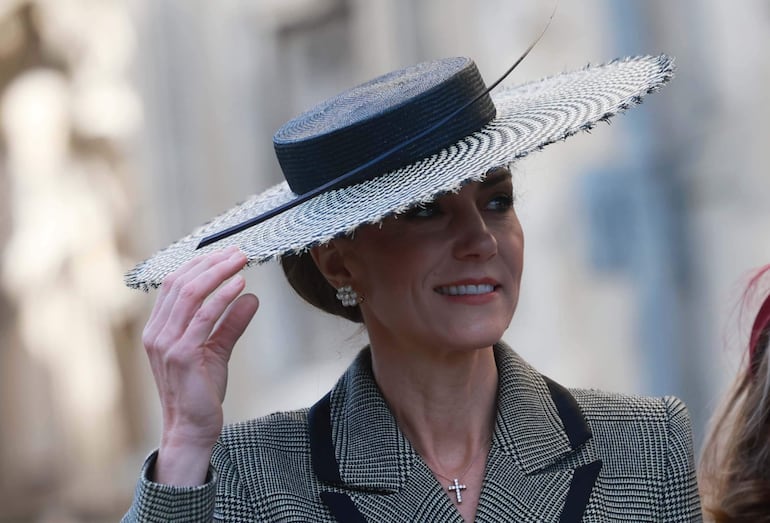Elegante y distinguida, como siempre. Así llegó Kate Middleton a la Catedral de Canterbury. (EFE/EPA/NEIL HALL)

