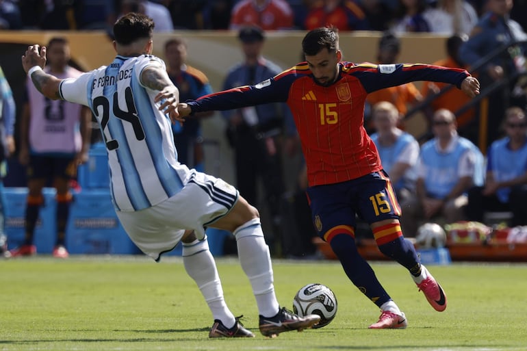 El argentino Enzo Fernández (izq.) y el español Álex Baena en acción durante el partido de la final de la Copa Mundial de la FIFA 2026 entre España y Argentina, en Nueva Jersey, EE. UU..