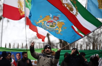 Manifestantes protestan contra el gobierno de Irán frente a la Embajada iraní en Londres, ayer viernes.