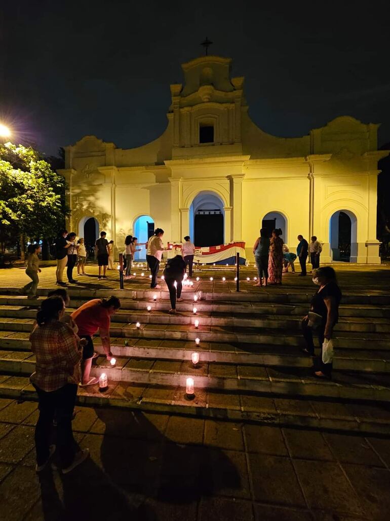 Los capiateños fueron a rezar frente a la Iglesia Virgen de la Candelaria.