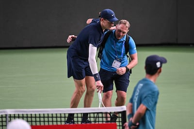 Jannik Sinner no pudo completar el partido por lesión.