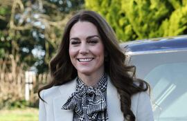 La princesa británica Kate de Gales llega a visitar Ty Hafan, un hospicio para niños con sede en Sully, cerca de Cardiff, que apoya a familias en Gales.