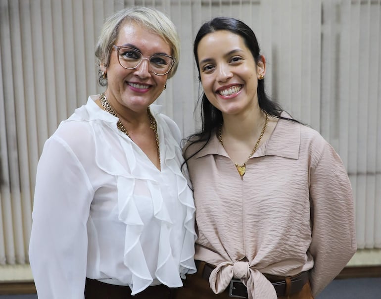 Juana Roche y Akemi Kokubo.