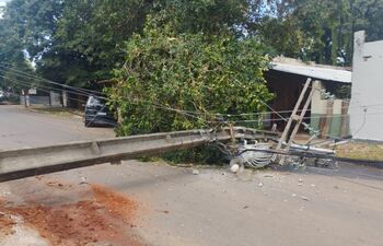 Tractor derribó dos columnas de la ANDE y pobladores se quedaron sin energía por más de cinco horas.