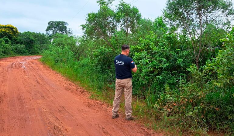 Un policía de Investigaciones de Caazapá en el lugar donde fue asesinado Hugo Nelson Aguayo.