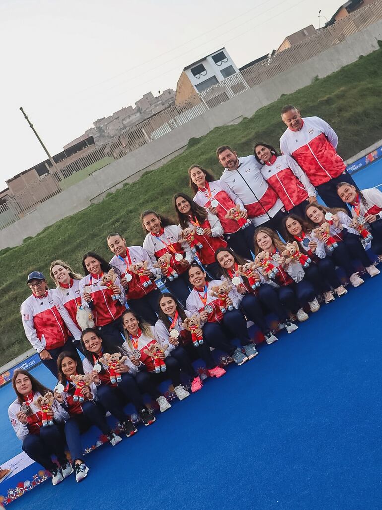 Las Aguará con la medalla de plata.