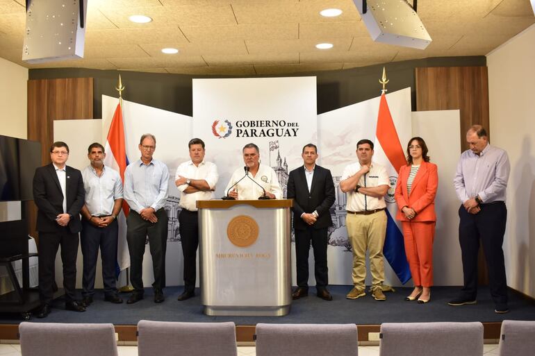 Ganaderos y representantes del Ejecutivo.