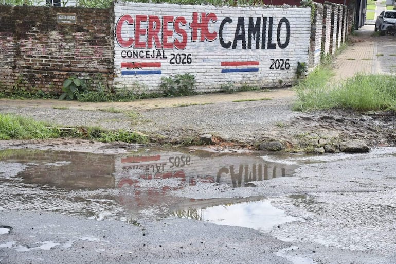 Pintata política del concejal César "Ceres" Escobar (ANR-HC), y del precandidato oficialista, Camilo Pérez (ANR-HC), en la esquina de San Rafael y Agustín Pío Barrios, zona destruida por los raudales, pese a la promesa de construcción de un desagüe pluvial.