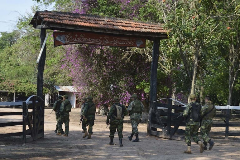 Imagen de archivo. Personal del Comando de Operaciones de Defensa Interna (CODI) ingresa a la estancia de donde fue secuestrado Félix Urbieta Ramírez.