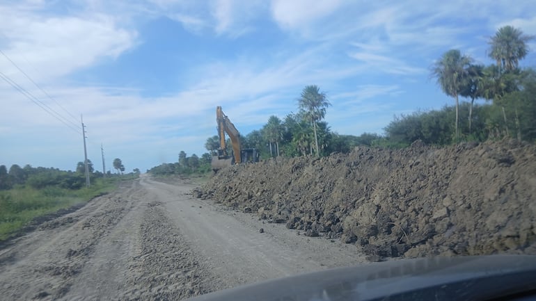 Operarios de la empresa menonita, acumulando tierra, para luego realizar los levantes en los lugares críticos.