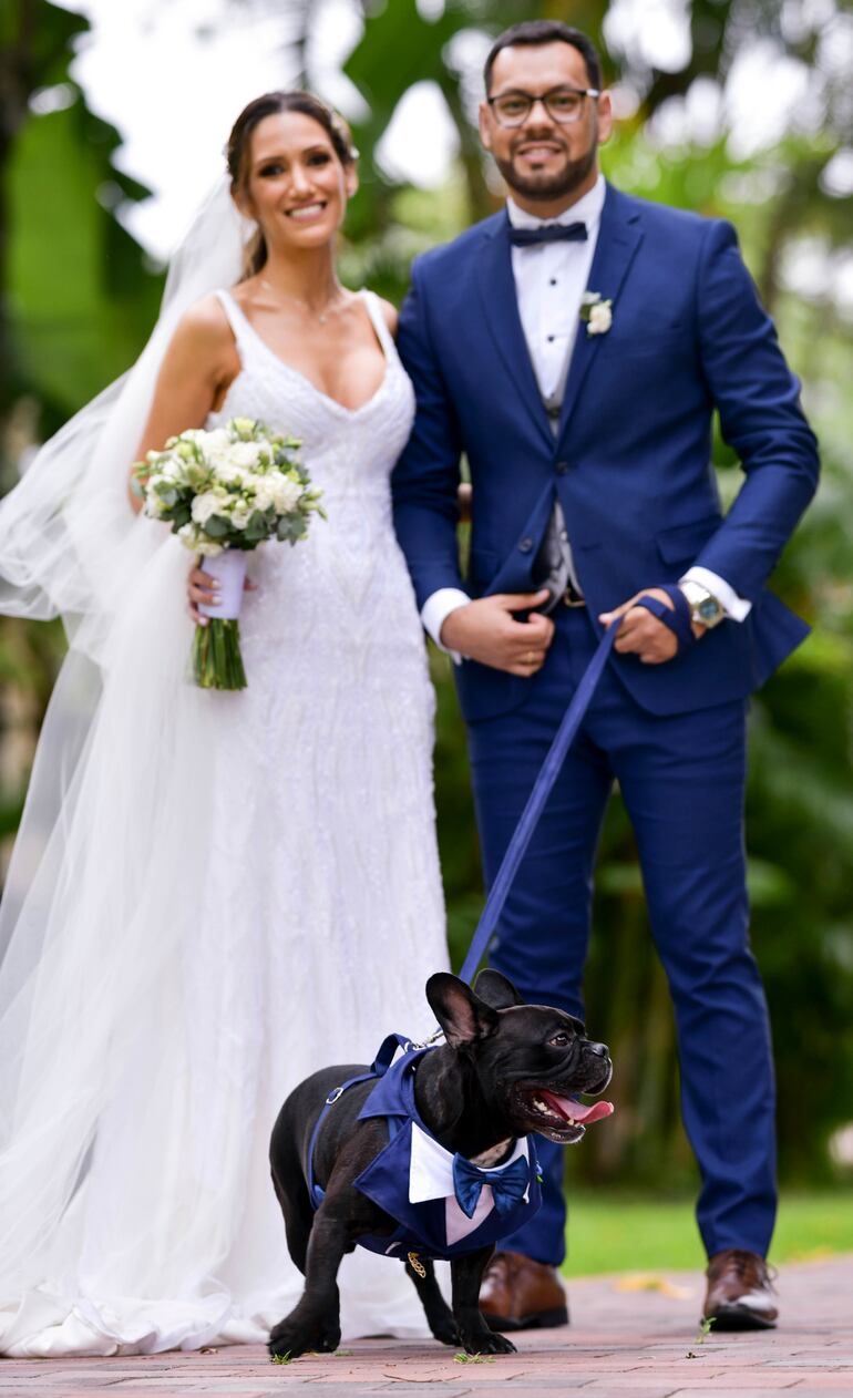 Pamela y Aníbal con su perrito Valentino.