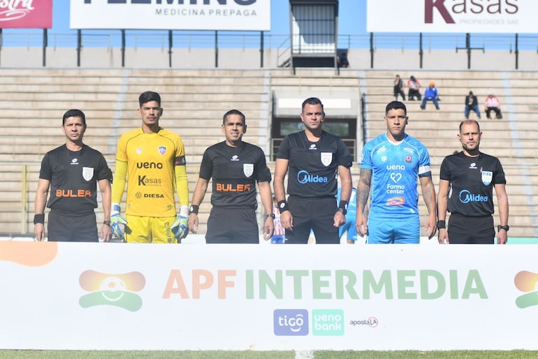 Los capitanes de ambos equipos posan con la terna arbitral antes del encuentro que se celebró en la Perla del Sur.