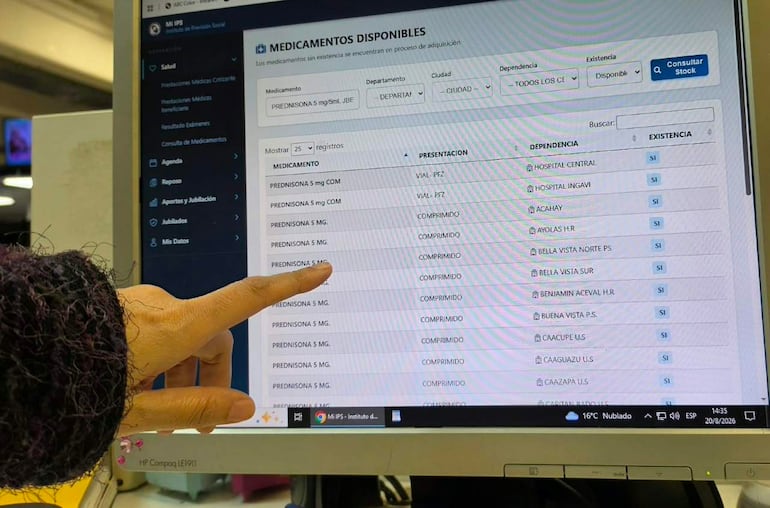 Pantalla de computador con tabla de medicamentos; una mano indica la información visible sobre Prednisona.
