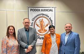 A la derecha de la imagen posan Elsa Escobar de Keudell y Jorge Bogarín Alfonso.