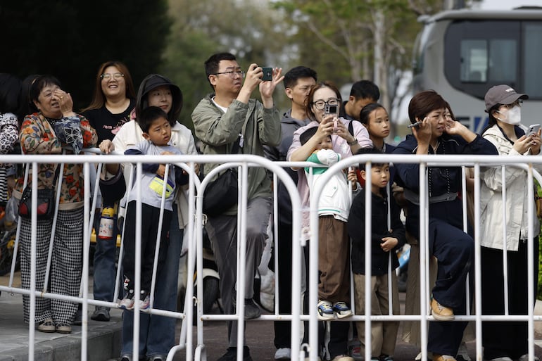 Una multitud observa a robots humanoides competir en la segunda Beijing E-Town Half Marathon and Humanoid Robot Half Marathon en Beijing, China, el 19 de abril de 2026.
