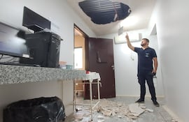 El doctor Felipe Peralta mostrando parte del techo derrumbado del laboratorio de Yhú.