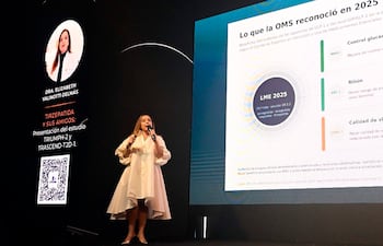 La Dra. Elizabeth Valinotti Delmás durante su disertación.