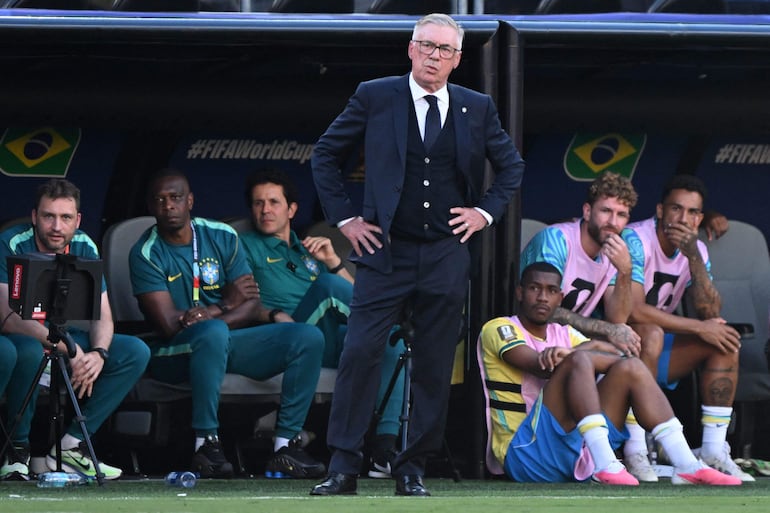 El seleccionador de Brasil, el italiano Carlo Ancelotti, gesticula durante el partido de fútbol del Grupo C del Mundial 2026 entre Brasil y Marruecos en el New York/New Jersey Stadium en East Rutherford.