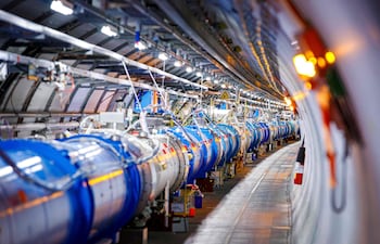 Imagen de archivo: algunos de los 1232 imanes dipolares que desvían la trayectoria de los protones acelerados aparecen fotografiados en el Gran Colisionador de Hadrones (LHC), en un túnel de la Organización Europea para la Investigación Nuclear (CERN), durante trabajos de mantenimiento el 6 de febrero de 2020 en Echenevex, Francia, cerca de Ginebra.