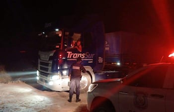 Un policía uniformado realiza control a conductor de un camiòn