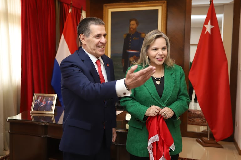 Fotografía difundida por la ANR del encuentro entre Horacio Cartes y Lilian Samaniego en la Junta de Gobierno.