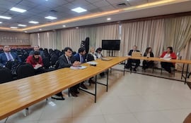 Gloria Morínigo (segunda de la derecha) junto al Abg. Mario Elizeche, los demás acusados y sus defensas, antes de la recusación contra el juez Rodrigo Estigarribia.