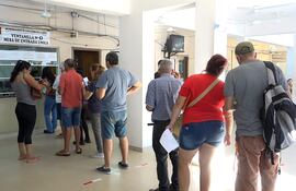 Conductores llegaron esta mañana hasta la ventanilla de la Dirección de Tránsito de la Municipalidad de Fernando de la Mora, para renovar el registro de conducir.